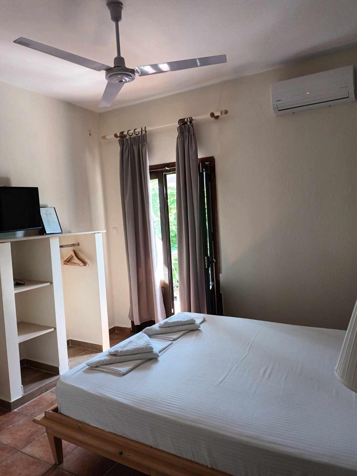 Achillion B&B Paralia Skotinis Exterior photo